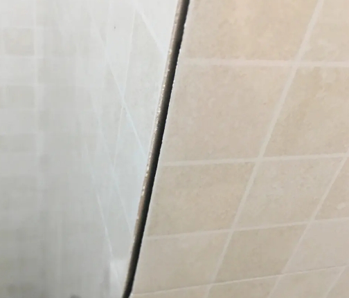 梁子湖瓷砖空鼓维修公司分享阳台瓷砖脱落的修复过程可以分为以下几个步骤