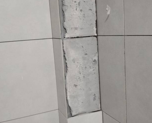 梁子湖瓷砖空鼓维修公司分享下瓷砖施工前基层浇水润湿程度不足，可能导致以下问题